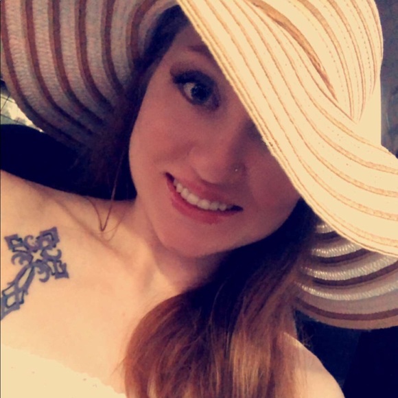 Meet your Posher, Hannah - Picture 1 of 1